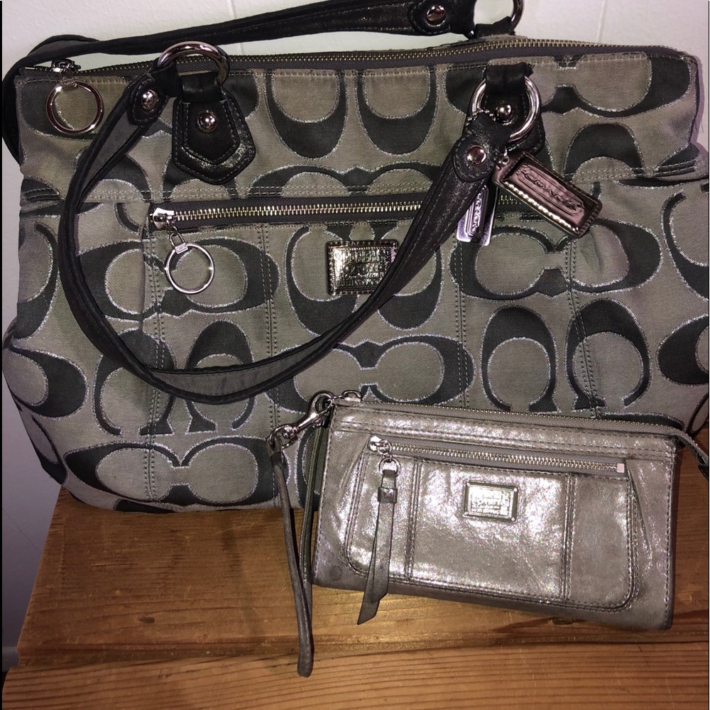 Authentic Coach Poppy Silver TOTE AND WRISTLET